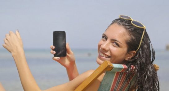 vrouw in strandstoel