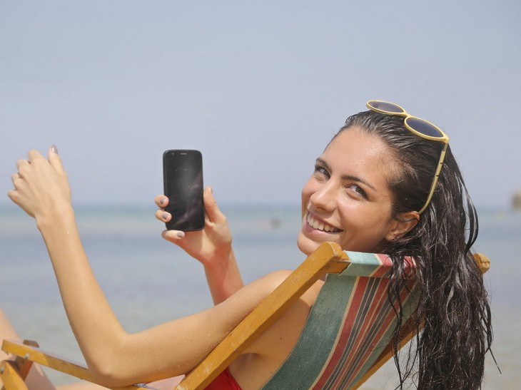 vrouw in strandstoel